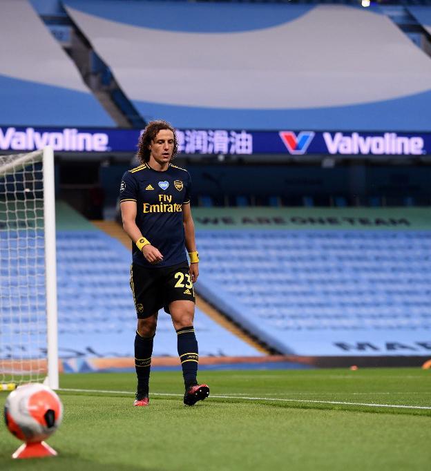O jogador de 33 anos, com seguidas passagens pela seleção brasileira, definiu vínculo com o time londrino até o fim da próxima temporada europeia (AFP / LAURENCE GRIFFITHS)