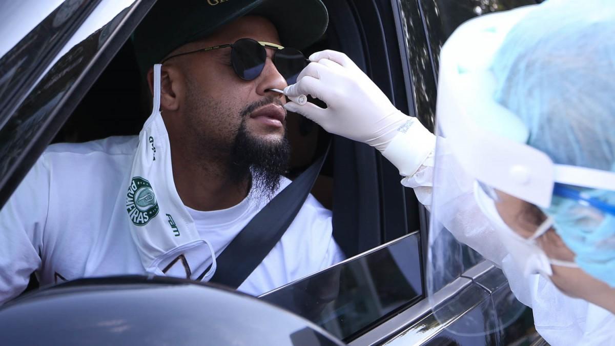 O jogador Felipe Melo, da SE Palmeiras, realiza teste de Covid-19, na Academia de Futebol (Divulgação / Cesar Greco / Palmeiras)