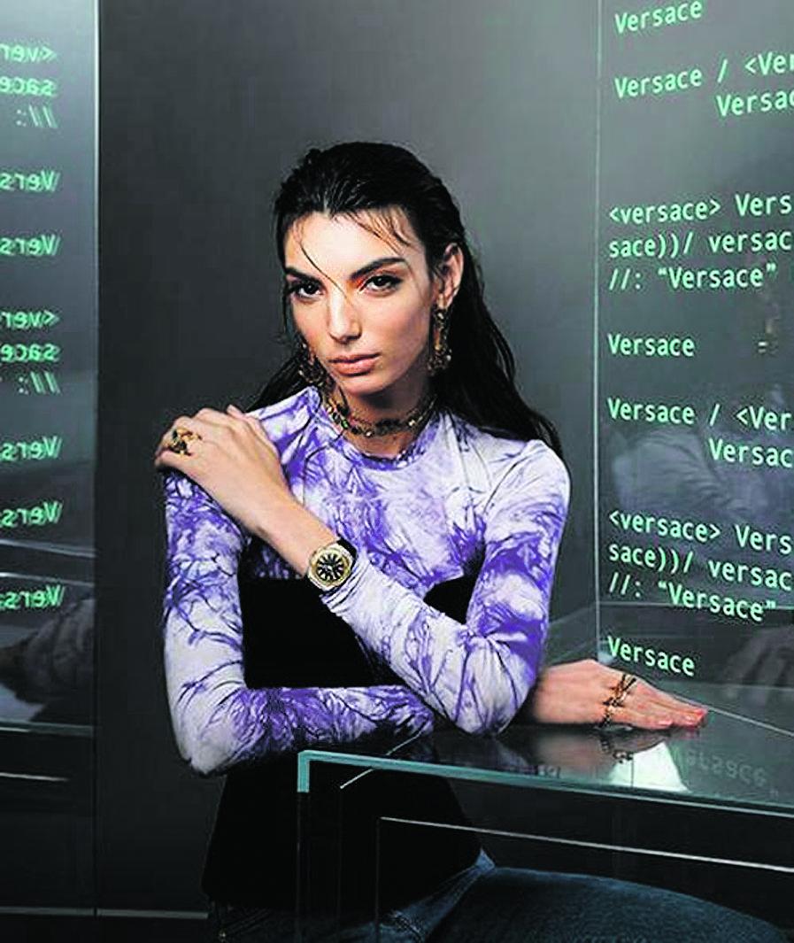 Cynthia Arrebola estréia na campanha dos belos relógios da Versace (Mert & Marcus)