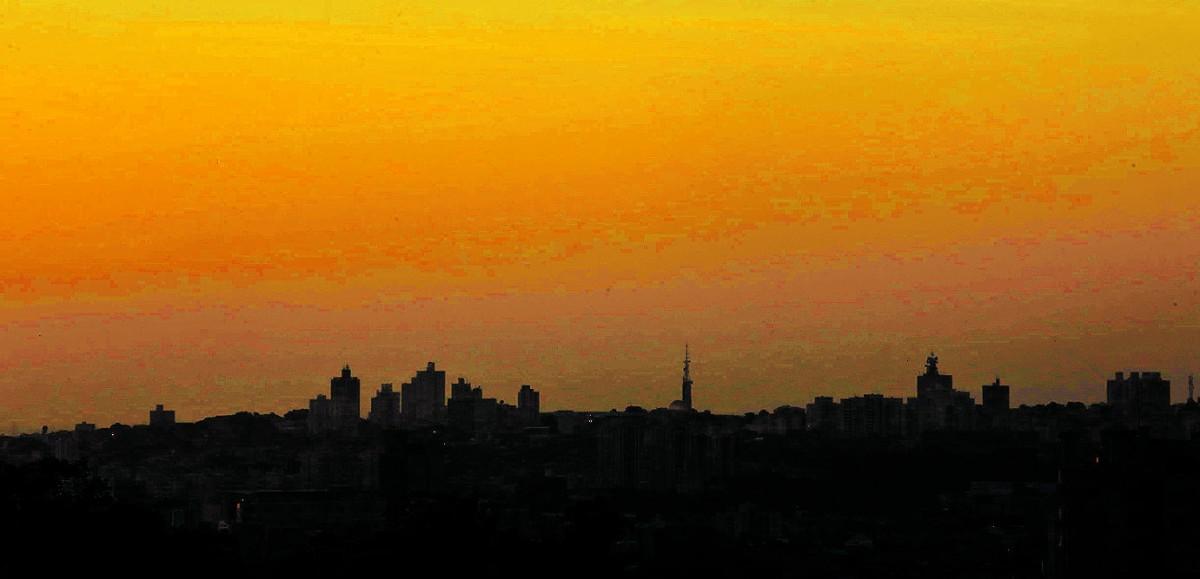 Entardecer em Campinas gera um espetáculo de tons amarelados, mas lembra que o tempo seco é ruim para a saúde (Leandro Ferreira/AAN)