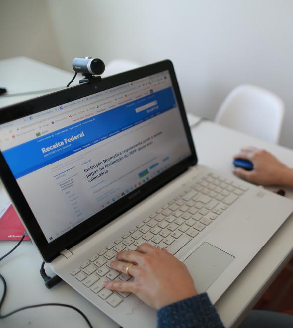 Contribuinte checa o site da Receita para obter mais informações antes da entrega: respeitando o prazo (Leandro Ferreira/AAN)