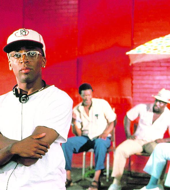 Spike Lee em cena de Faça a Coisa Certa: no momento de protestos contra o racismo nos EUA, o cineasta é um marco da luta pela igualdade (Divulgação)
