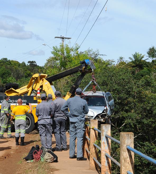 Corpo de Bombeiros resgatou a condutora consciente (Wagner Souza/AAN)
