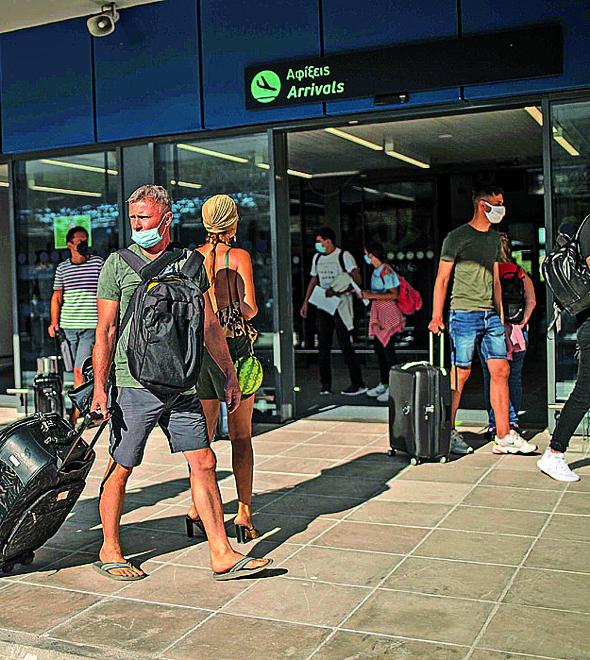 Turistas búlgaros desembarcam em Corfú, ilha grega, no primeiro dia da reabertura: esperança ao turismo (Angelos Tzortzinis/AFP)