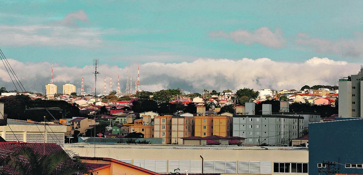 Cenário de Inverno, com um céu de cor diferente, vai aos poucos chegando a Campinas e cidades vizinhas (Leandro Ferreira/AAN)