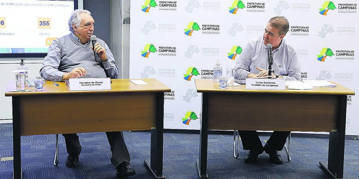 O secretário de Saúde, Carmino de Souza, ao lado do prefeito Jonas Donizette: os dois últimos meses foram os piores da pandemia em Campinas (Divulgação)
