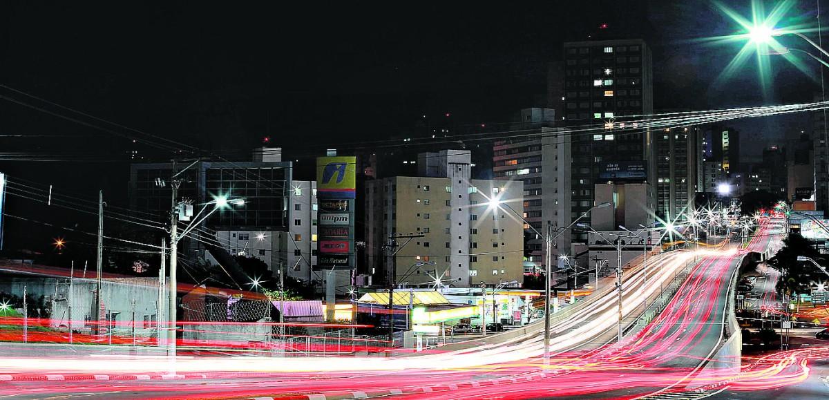 Em tempos de pandemia, um Laurão vazio e iluminado, sem o fluxo de carros característico de uma metrópole (Leandro Ferreira/AAN)