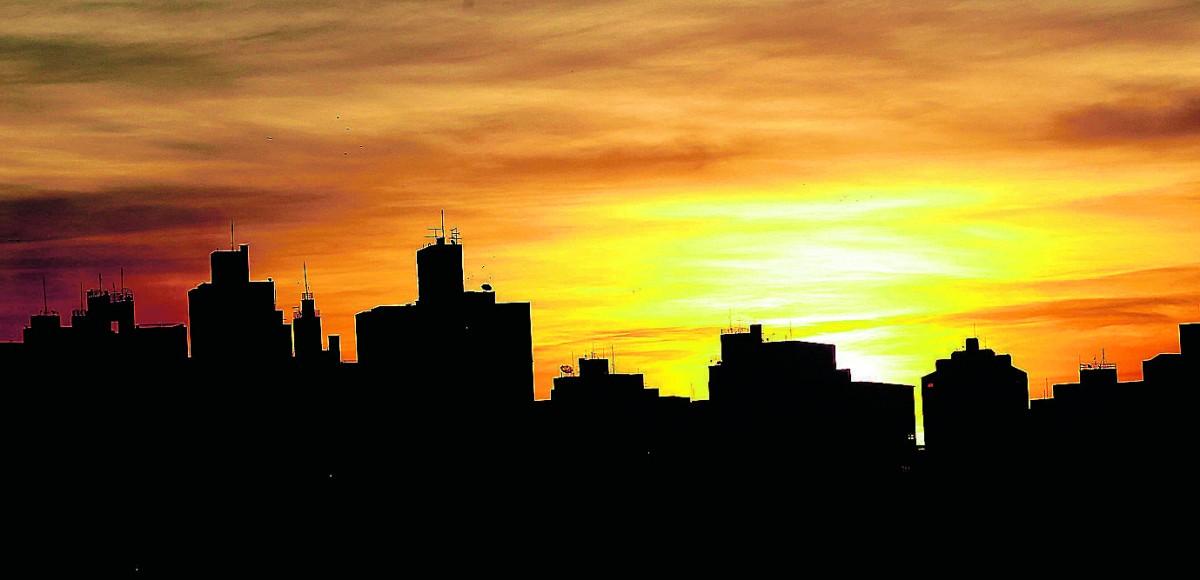 Pôr do sol emoldurado pelos prédios do Cambuí ajuda a dar esperança para que a nossa semana comece dourada (Leandro Ferreira/AAN)