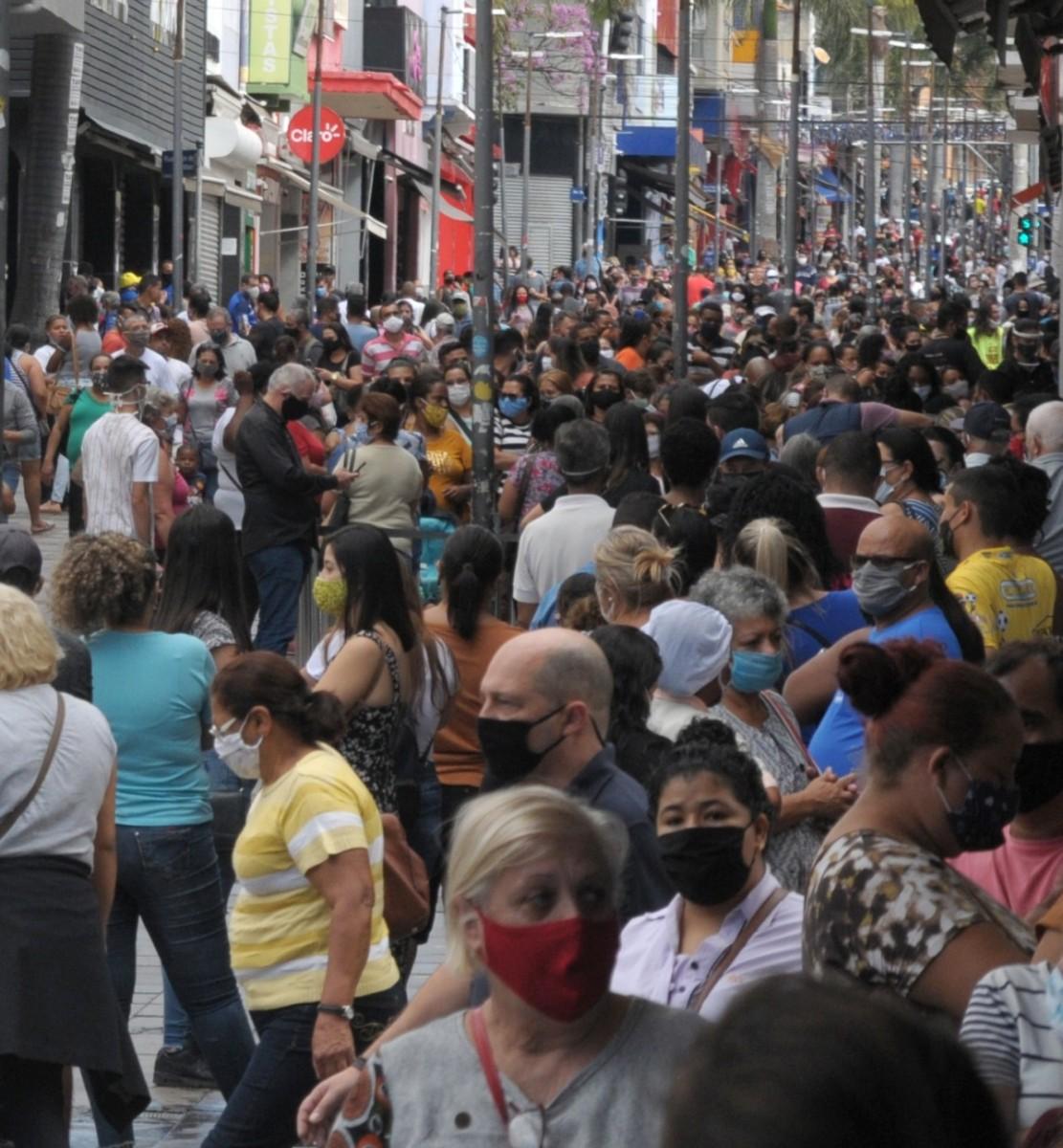 Movimenta&ccedil;&atilde;o na Rua 13 de Maio durante a reabertura do com&eacute;rcio (Matheus Pereira/AAN)