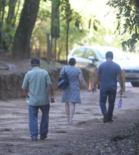 Idosos caminham na trilha: aglomeração assusta os moradores (Matheus Pereira/AAN)