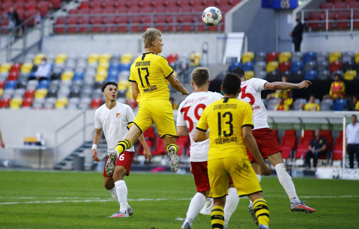 Gol de Haaland que deu a vitória ao Borussia Dortmund (LEON KUEGELER / POOL / AFP)