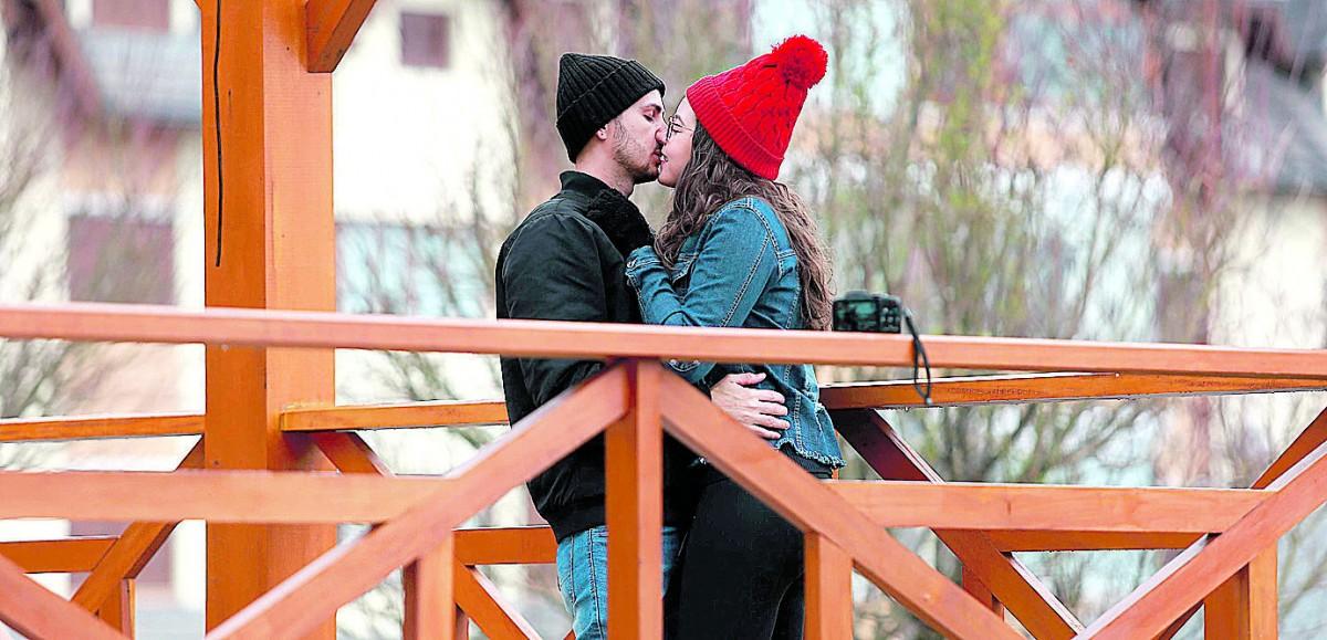 Casal curte as delícias de Gramado, no Rio Grande do Sul, em clima romântico e no friozinho peculiar daquela região (Leandro Ferreira/AAN)