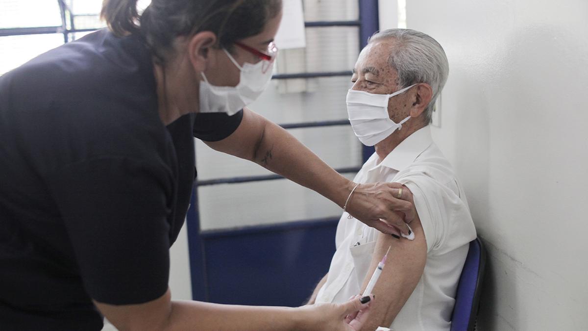 As vacinas contra a gripe e contra a covid-19 podem ser aplicadas simultaneamente (Kamá Ribeiro)
