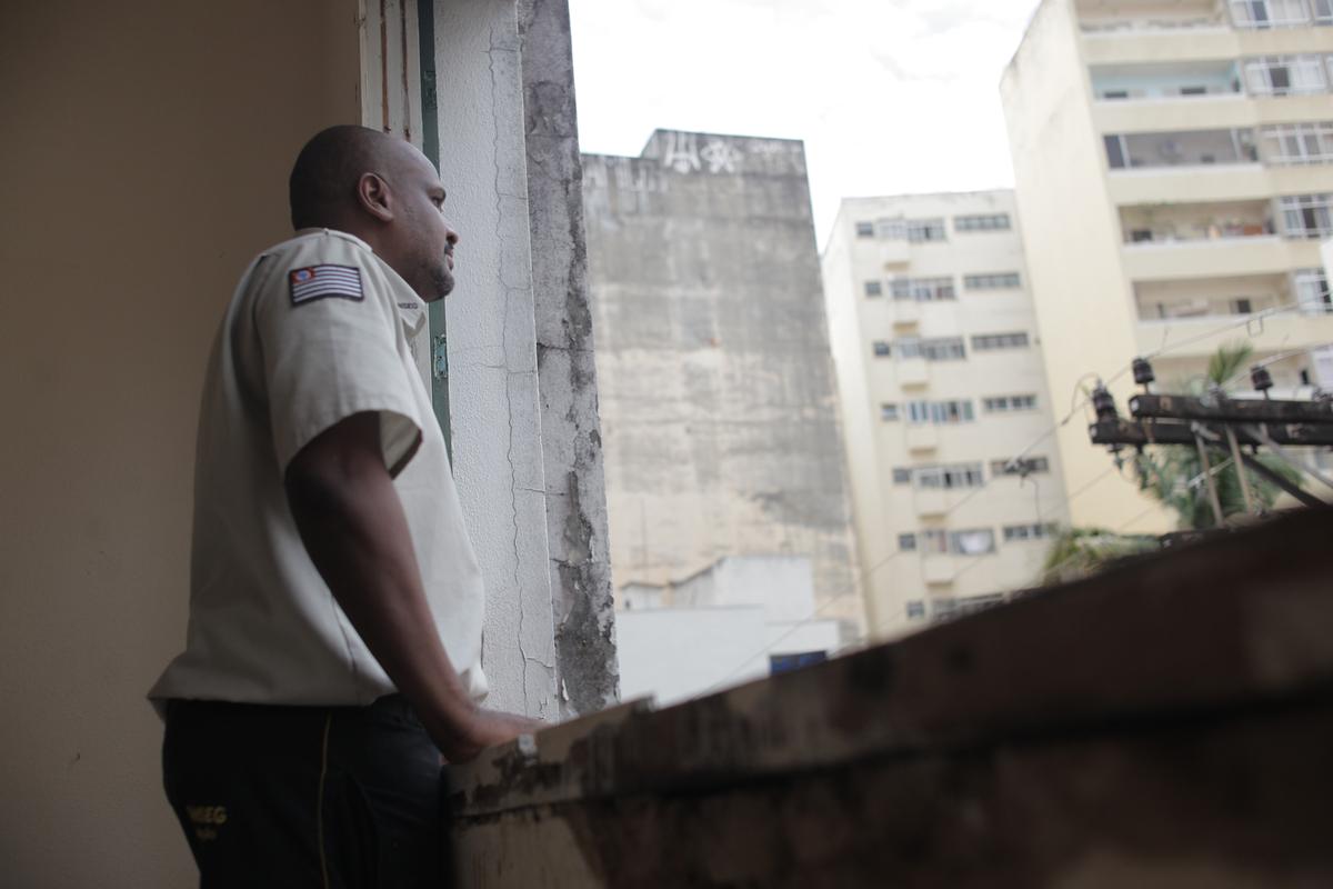 O segurança Ezequiel Franco vigia um prédio de dois andares, no Centro, cujas janelas e fios foram furtados (Kamá Ribeiro)