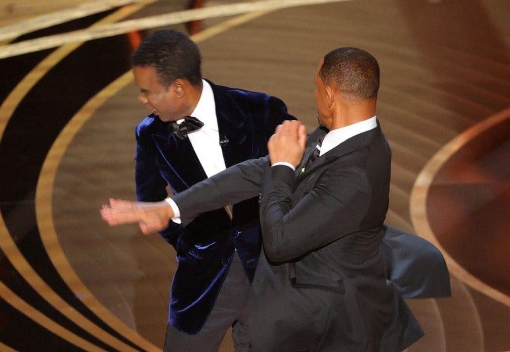 Will Smith subiu ao palco e deu um tapa em Chris Rock pelo comentário infeliz do apresentador: atitude também desnecessária (Reprodução)