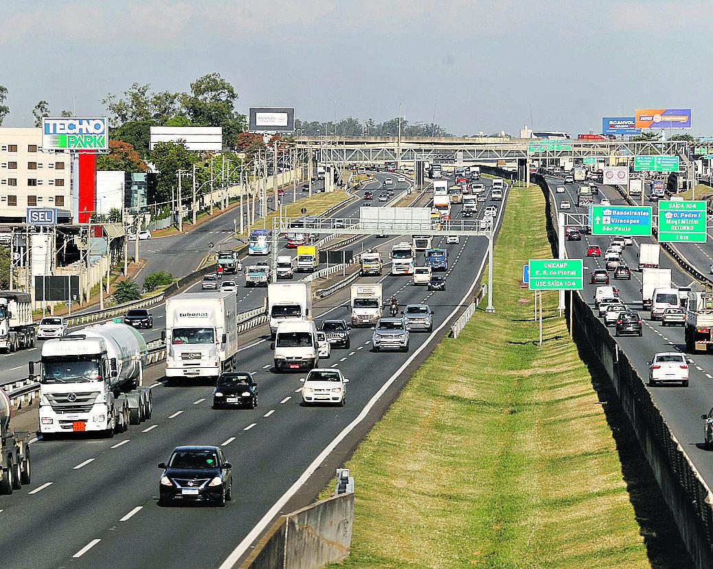 Caminhões transitam pela Rodovia Anhaguera, escoando a produção industrial: empresas da região pedem crédito para a retomada plena das atividades (Ricardo Lima/ Correio Popular)