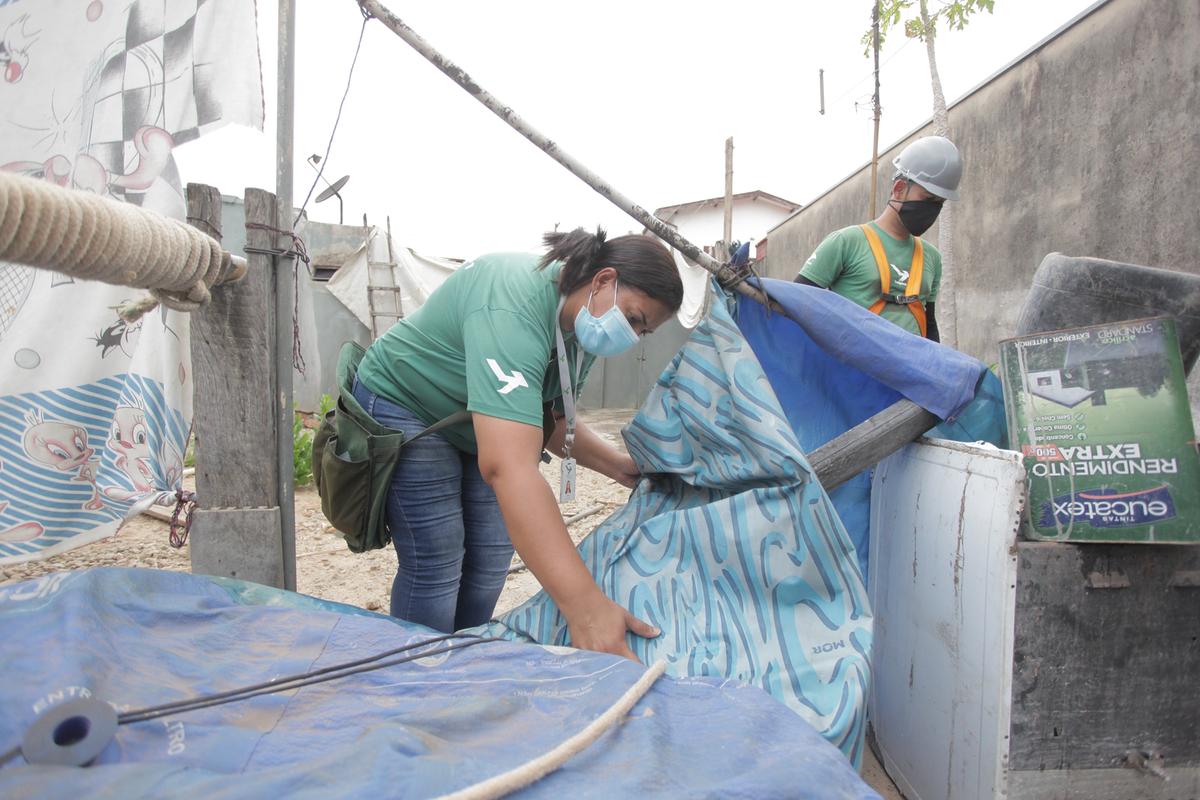 Agentes comunitários de saúde trabalham para eliminar os focos do mosquito transmissor da dengue em bairro na periferia de Campinas (Kamá Ribeiro)