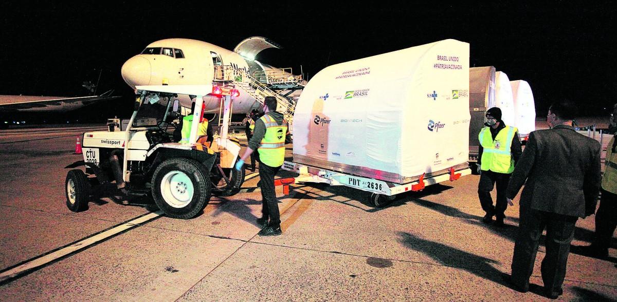 Chegada do primeiro lote de um milhão de vacinas da Pfizer contra a covid-19, ontem à noite no Aeroporto Internacional de Viracopos: esperança (Diogo Zacarias/ Correio Popular)