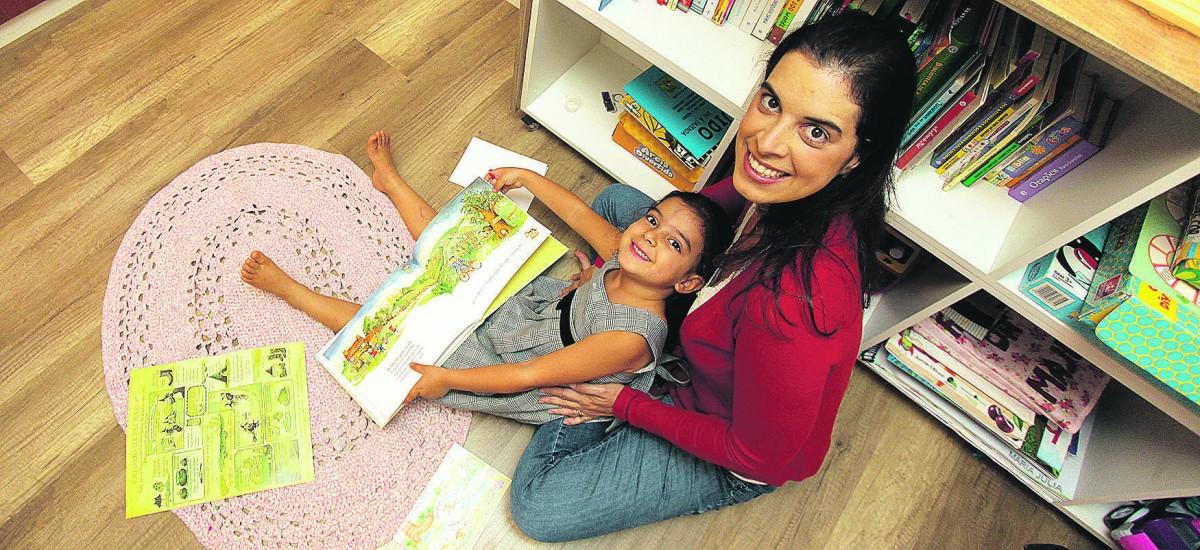 A jornalista Maria Isabel Hossri Curado e a filha Maria Júlia em sessão de leitura conjunta: hábito transmitido de geração para geração (Diogo Zacarias/ Correio Popular)
