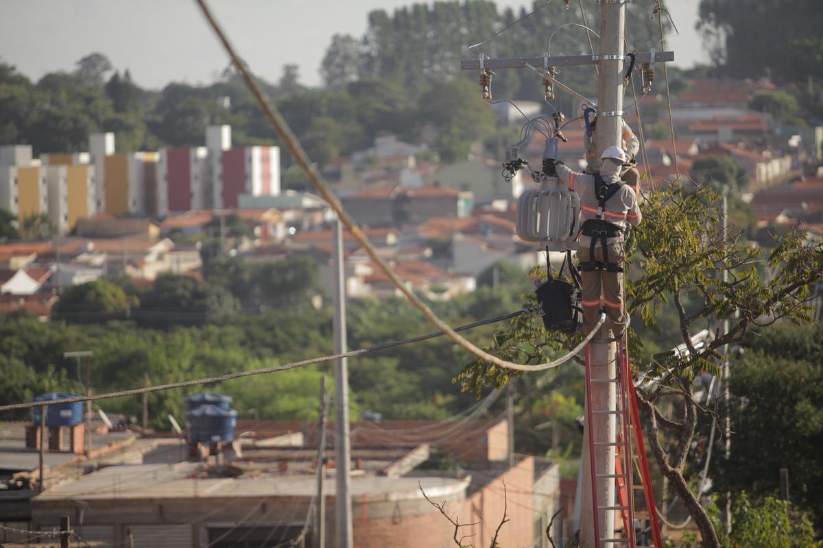 Funcionário da CPFL faz reparos na rede elétrica: novo sistema de atendimento deve detectar 80% dos trotes (Diogo Zacarias)