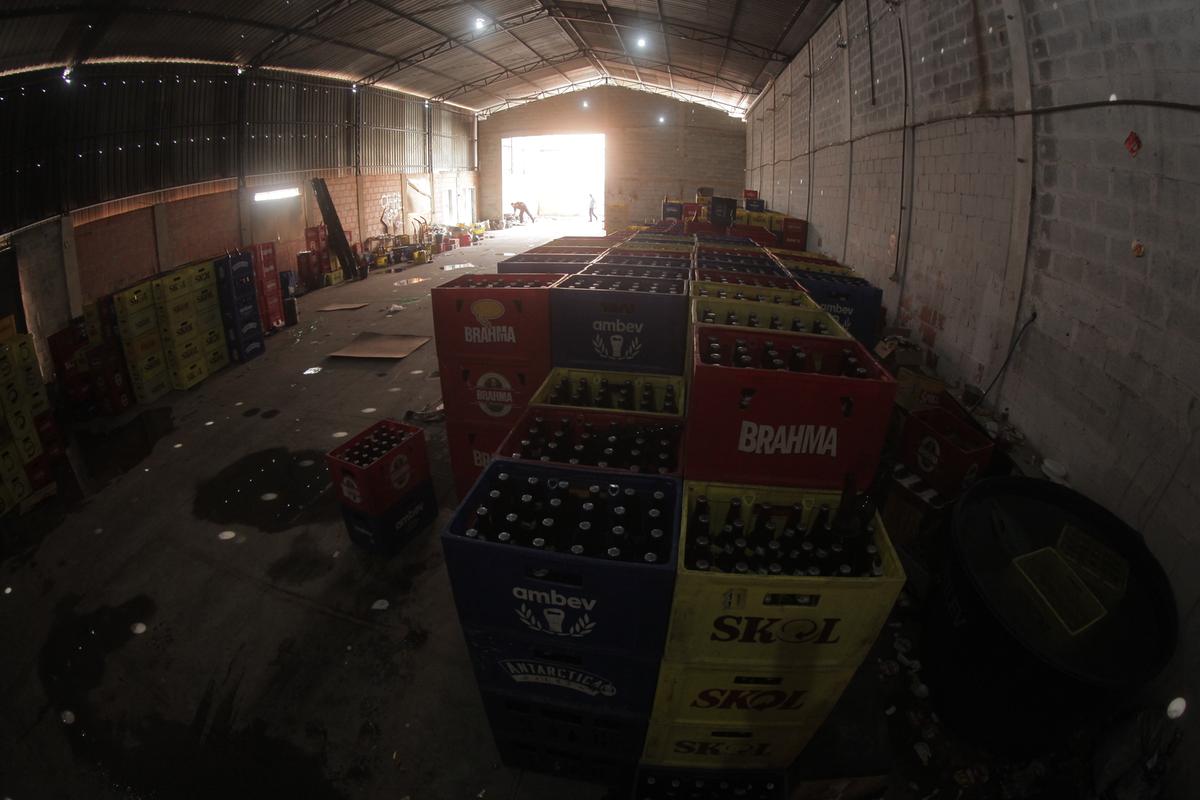 Galpão com as caixas de bebidas falsificadas para a venda: ao menos dois suspeitos vão responder pelo crime (Diogo Zacarias)