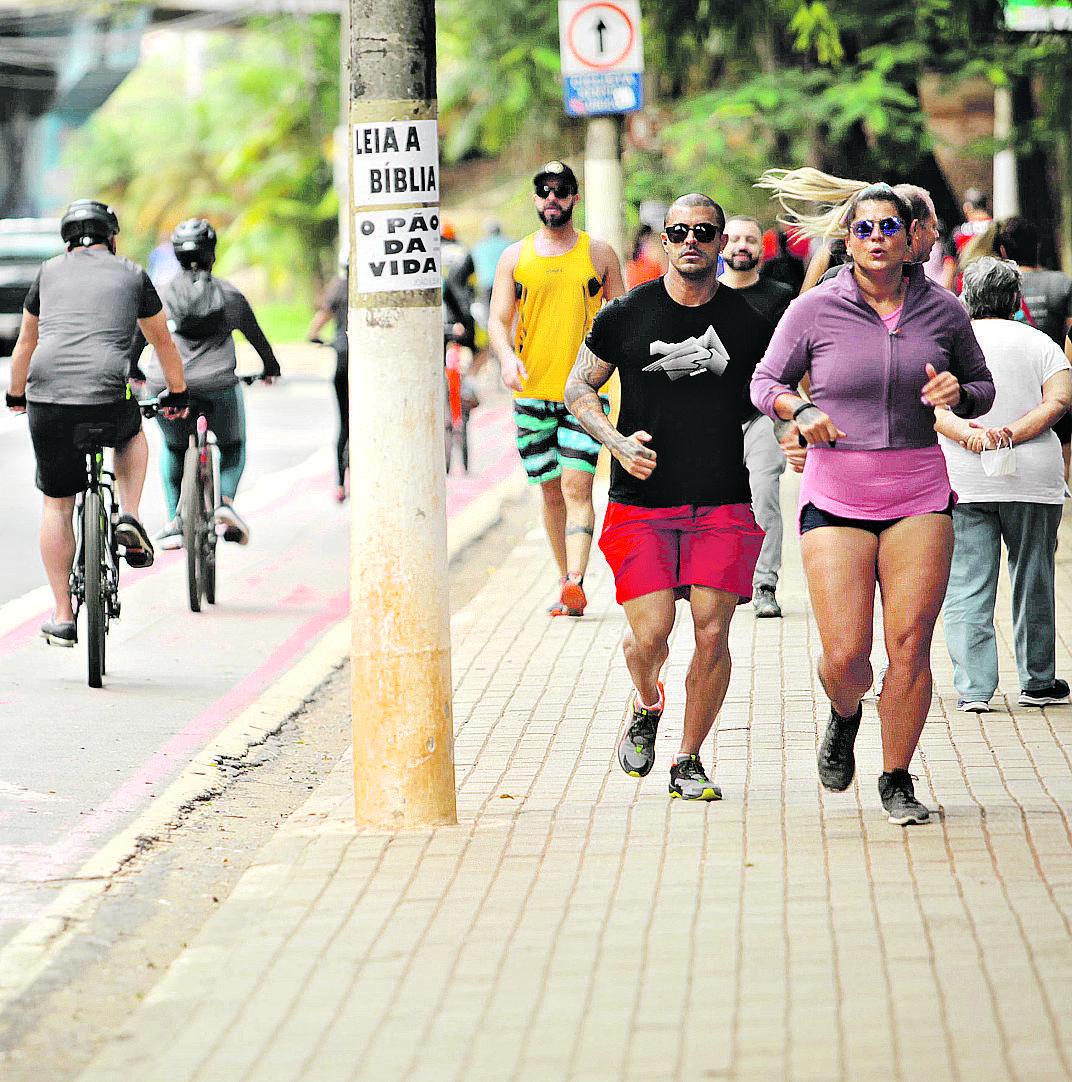 Frequentadores praticando esportes do lado externo da Lagoa do Taquaral: campineiro aproveita o feriado para driblar o isolamento social (Diogo Zacarias/ Correio Popular)