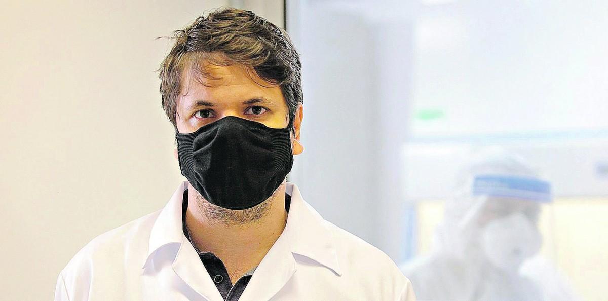 O pesquisador José Módena, coordenador do Laboratório de Estudos de Vírus Emergentes, do Instituto de Biologia da Unicamp: casos estudados ocorreram entre abril e maio de 2020  (Kamá Ribeiro/ Correio Popular)