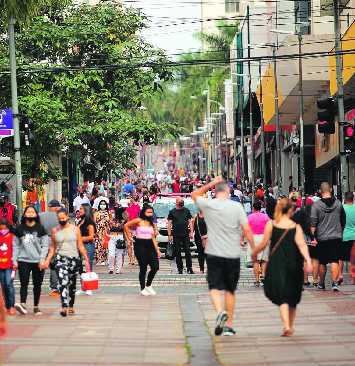 Lojas de rua, shoppings e cultos religiosos reabrem hoje ao público, das 11h às 19h, com 25% da capacidade de lotação (Diogo Zacarias/ Correio Popular)