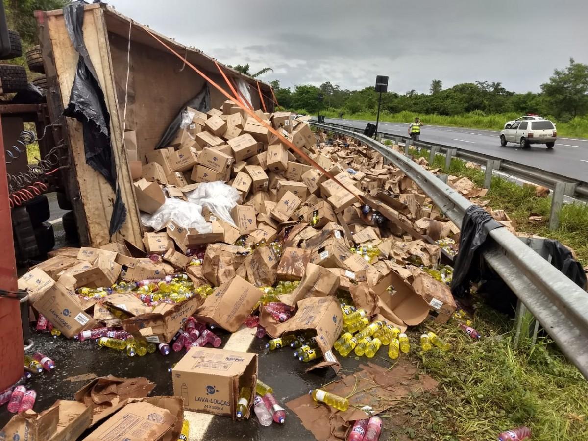 Uma carreta carregada com mercadorias da empresa Ypê tombou na tarde desta quinta-feira (31) a poucos metros do Centro de Jaguariúna (Roberto Torrecilhas)