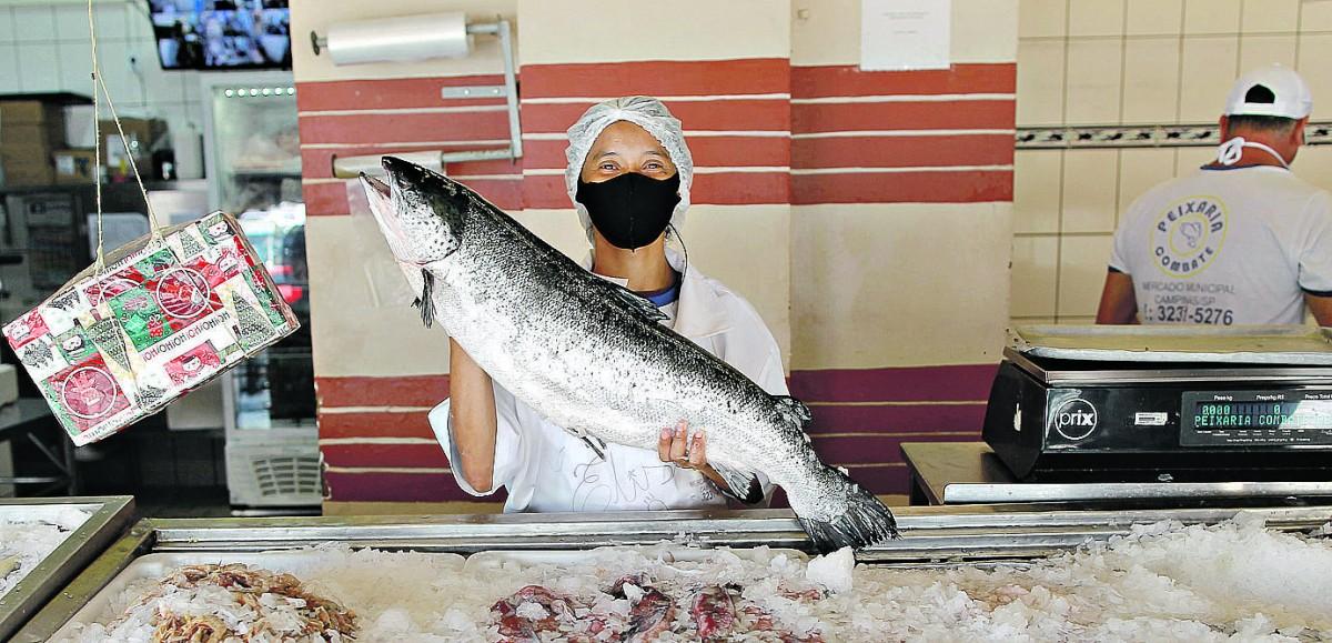 Na peixaria tradicional do Mercadão, em Campinas, o salmão é exibido com entusiasmo às vésperas do Réveillon (LEANDRO FERREIRA/AAN)
