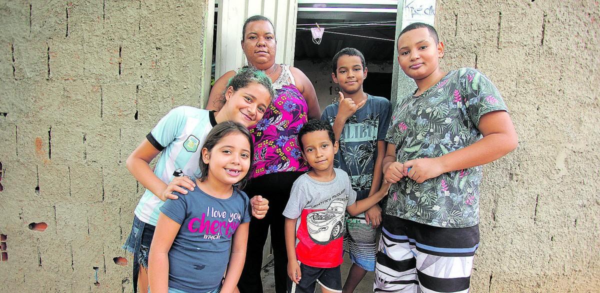 A desempregada Jéssica Caroline dos Santos com os filhos e sobrinhos: renda básica seria uma grande ajuda para comprar o básico para a família (Diogo Zacarias/ Correio Popular)
