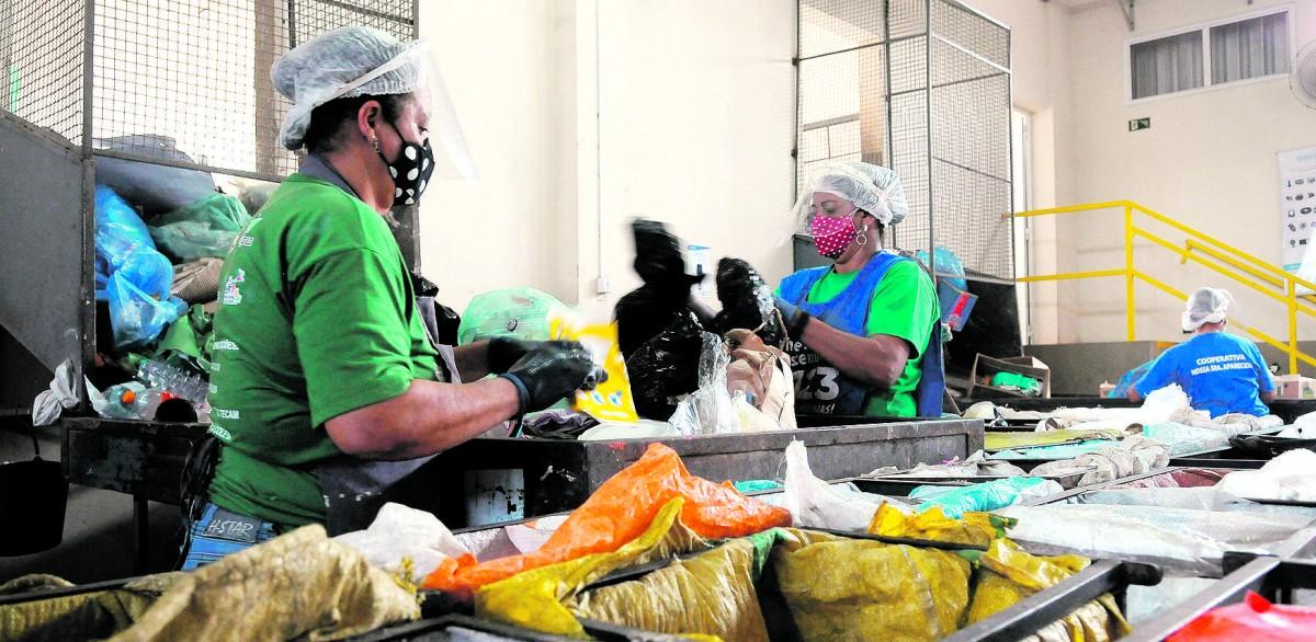 Cooperados separam resíduos sólidos em cooperativa de reciclagem de Campinas, que teve uma redução de 80% no volume de material entregue pela Prefeitura de Campinas (Kamá Ribeiro/ Correio Popular)