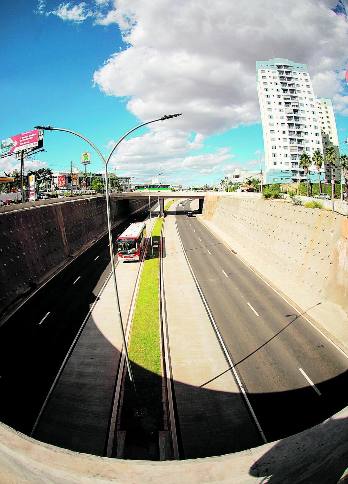 Corredor implantado na Avenida John Boyd Dunlop para a circulação do BRT:  sistema deverá trazer nova dinâmica ao serviço de transporte coletivo em Campinas (Diogo Zacarias/ Correio Popular)