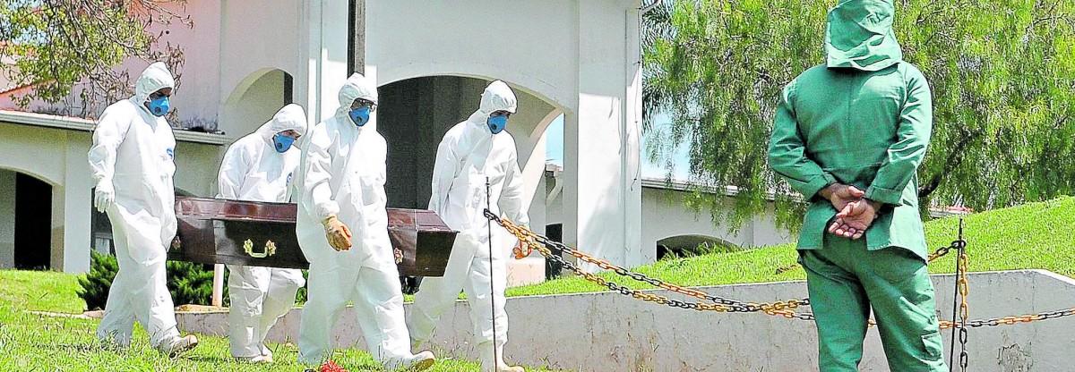 Coveiros carregam caixão com o corpo de uma vítima da covid, uma cena que se tornou frequente na cidade, com dezenas de mortos diariamente, na maior tragédia sanitária de Campinas, desde a febre amarela (Kamá Ribeiro/ Correio Popular)