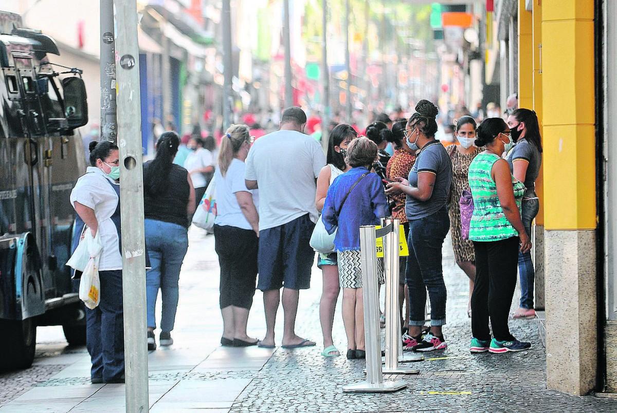 Cansados de isolamento social e quarentena, população se aglomera em frente a loja no centro: especialista alerta para risco de contágio (Kamá Ribeiro/ Correio Popular)