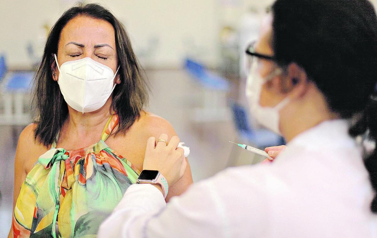 Roseli Luz Correia, professora da rede municipal de Campinas, toma a vacina contra a covid-19: “Os protocolos devem continuar” (Diogo Zacarias/ Correio Popular)