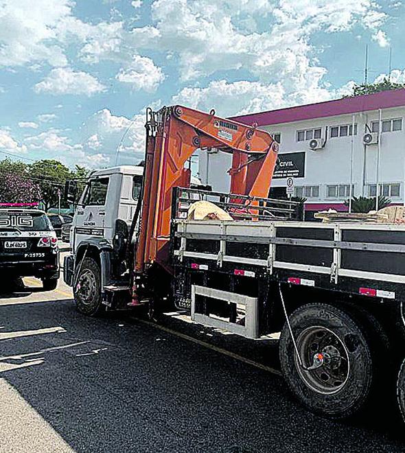 Viatura da Polícia Civil de Vinhedo acompanha caminhão com a carga (Divulgação)