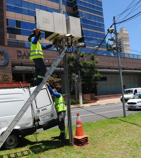 Técnicos verificam radar em avenida de Campinas: medidores aprovados recebem laudo com validade para um ano (Wagner Souza/AAN)