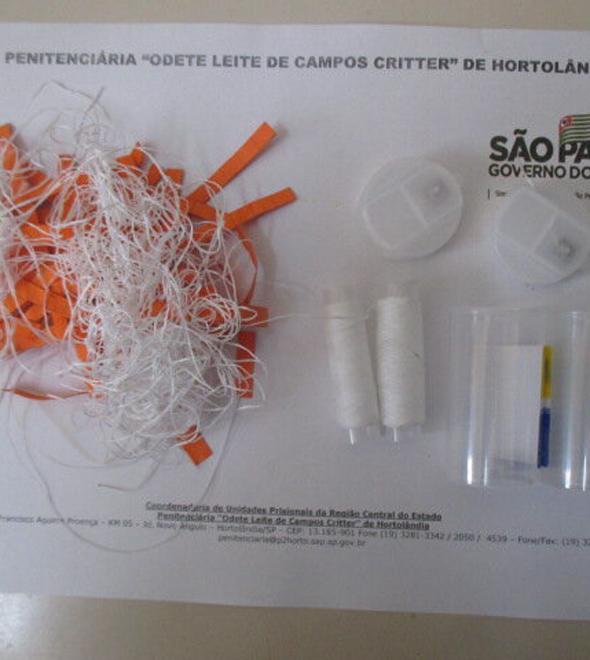 Agentes encontraram 51tiras de papel km a droga k4 dentro de uma embalagem de fio dental (Divulgação)