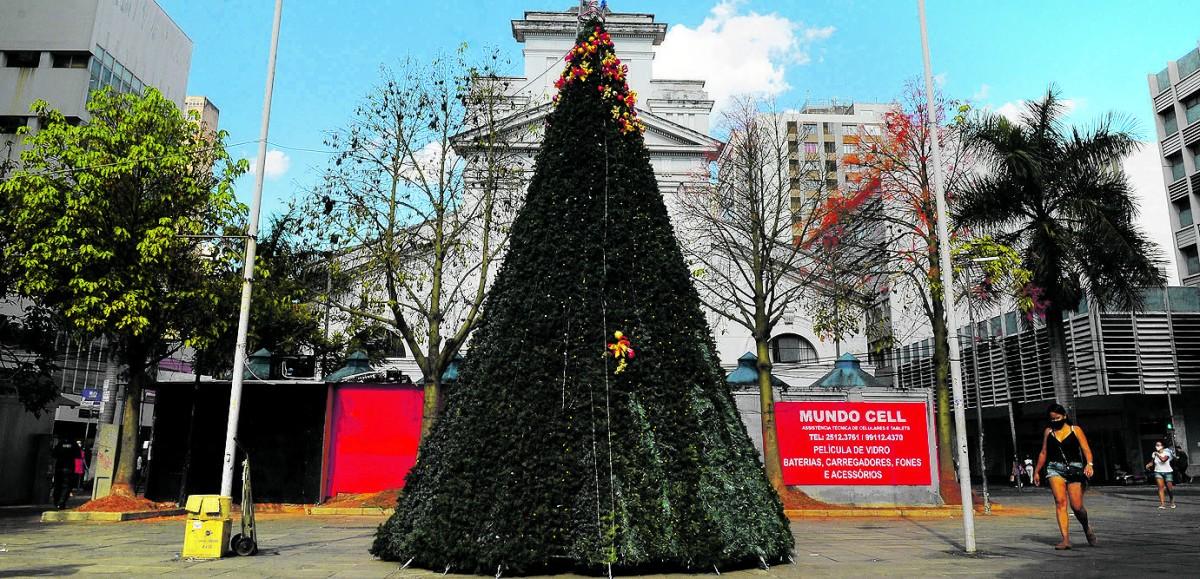 A menos de um mês para o Natal, decoração do Centro está sendo preparada para manter a tradição mesmo em ano difícil (Matheus Pereira/AAN)