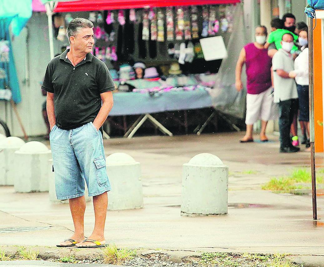 Observado por pessoas com máscaras, morador anda sem a devida proteção pelas ruas do bairro (Kamá Ribeiro/ Correio Popular)