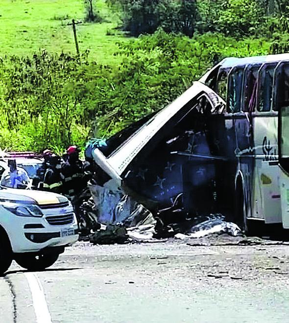 Das 56 pessoas envolvidas no acidente, 41 morreram e 15 sobreviveram, das quais cinco permanecem internadas em unidades de saúde da região (Reprodução/Globo News)