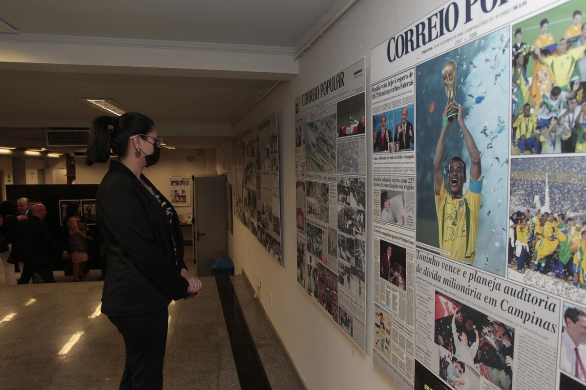 Visitante aprecia as capas históricas do Correio Popular, que estão em exposição no espaço cultural do Ciesp-Campinas, em comemoração aos 95 anos do jornal; mostra poderá ser visitada pelo público até o final do mês (Ricardo Lima)
