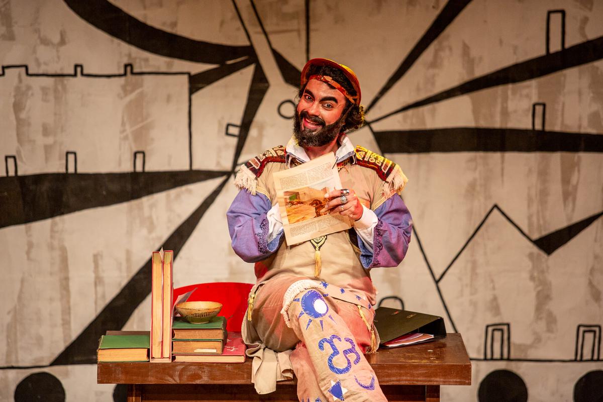 O ator Jorge de Paula, que interpreta Pedro Dinis Quaderna na peça de Suassuna: comédia inteligente no palco do Sesi (Erika Almeida)