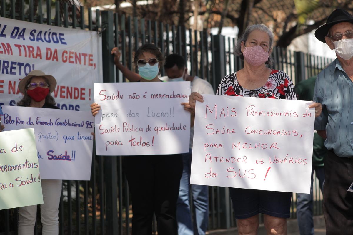 Manifestantes exibem cartazes em protesto contra a terceirização dos serviços de saúde da rede municipal, em ato realizado ontem pela manhã em frente à UPA São José (Kamá Ribeiro)
