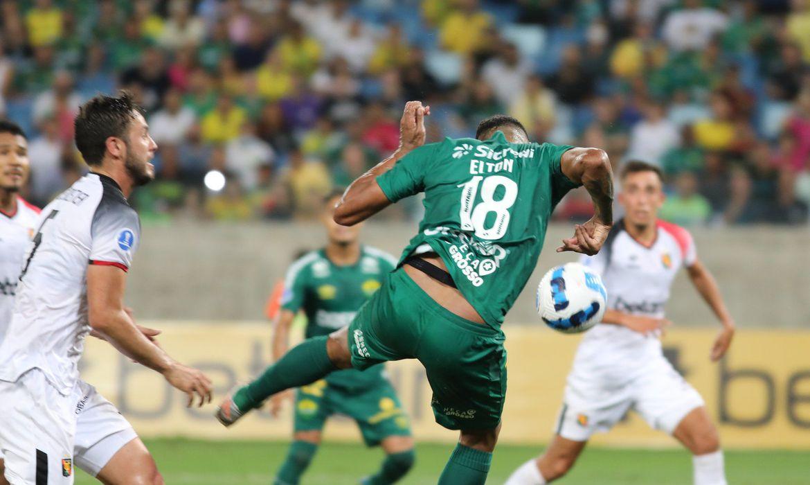 Atacante Elton entra no segundo tempo para dar vitória de 2 a 0 (AssCom Dourado/ Cuiabá EC)