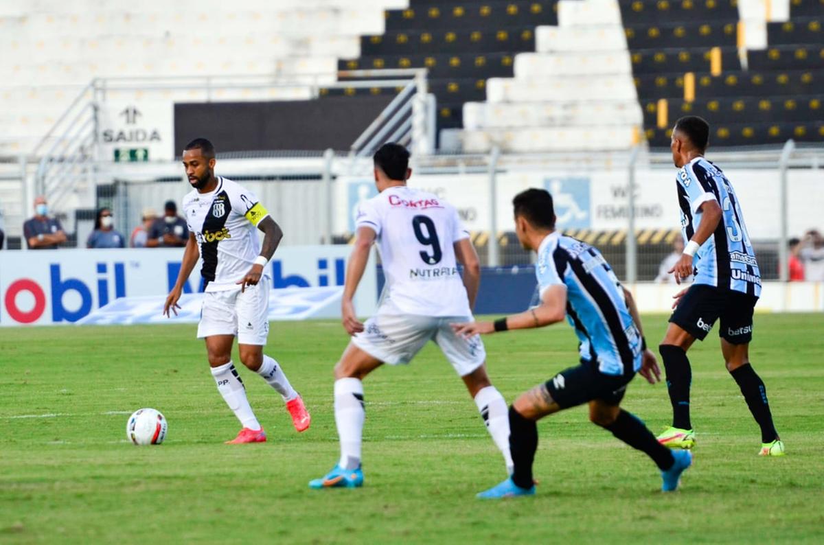 Wesley e Danilo Gomes participam de um lance de ataque da Ponte Preta no empate contra o Grêmio (Álvaro Jr./PontePress)
