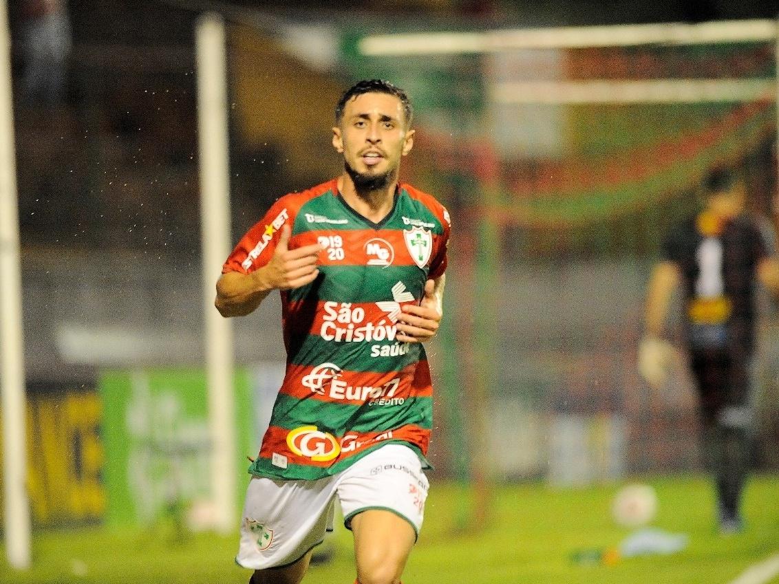 "É impressionante o apoio da torcida", disse Gustavo França, autor do gol da Lusa (Divulgação)