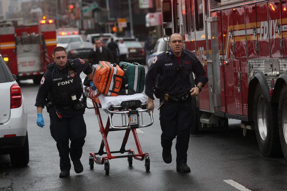 Pessoas foram baleadas nesta terça-feira (12), em uma estação de metrô de Nova York (REUTERS/Brendan McDermid)