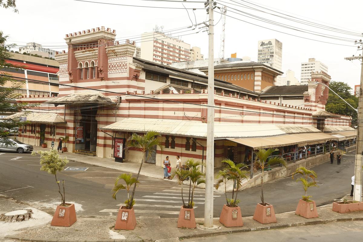 Estudos estão sendo realizados pela Setec, que administra o local, para execução de reformas no entorno do Mercado Municipal, tanto nas ruas, estacionamento como no terminal ao lado (Gustavo Tílio)